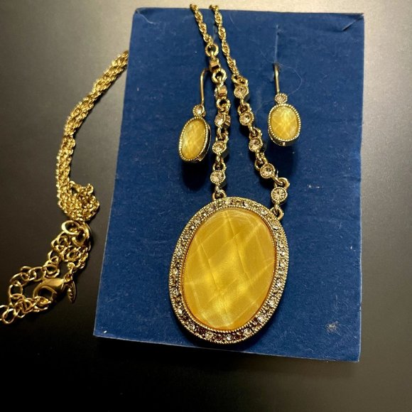 Avon White Opalesque Medallion Necklace Earrings Gift Set (2007) - Picture 1 of 11